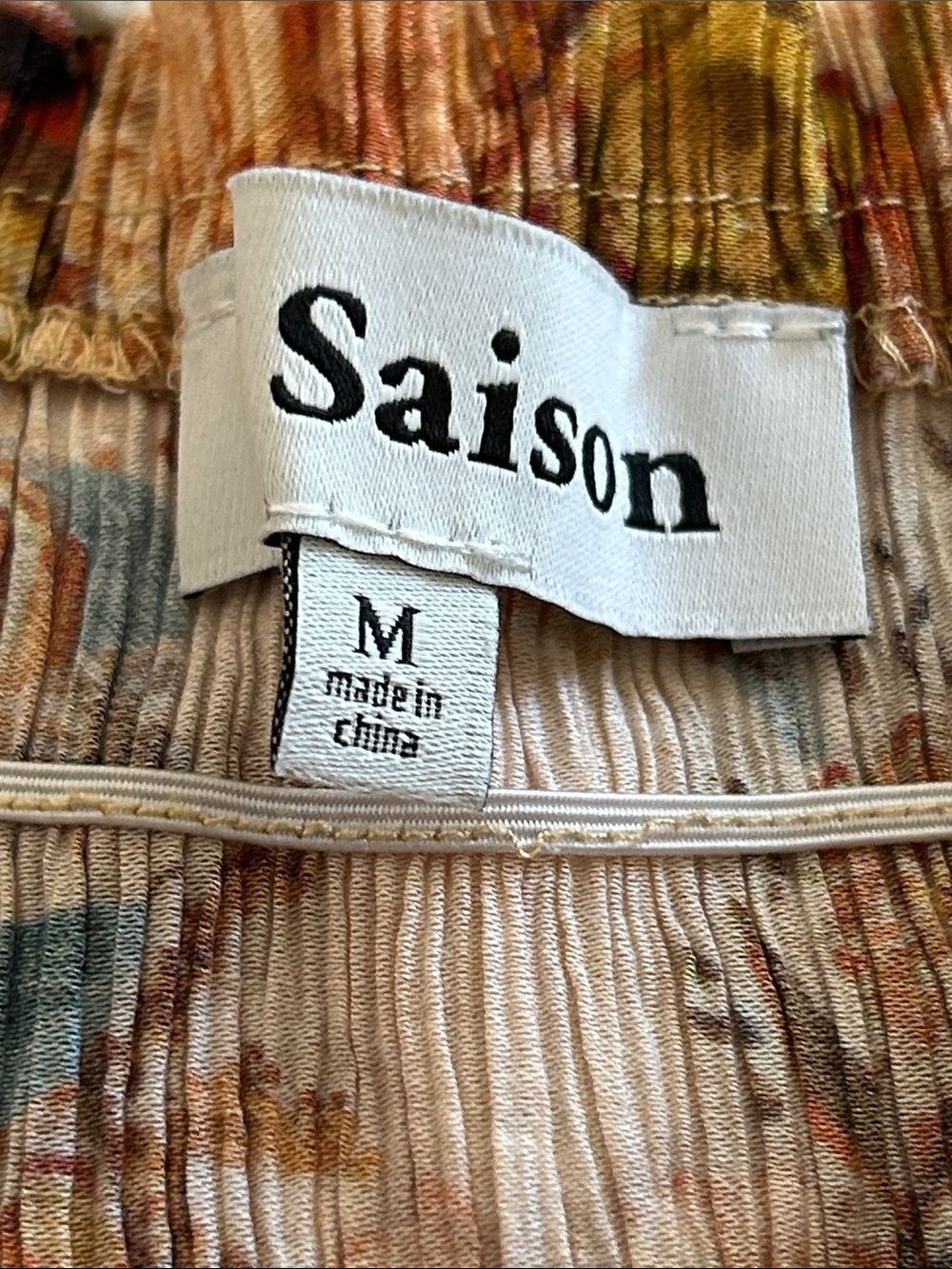 En Saison Candela top features a vibrant, multi-colored floral print med - Picture 4 of 8